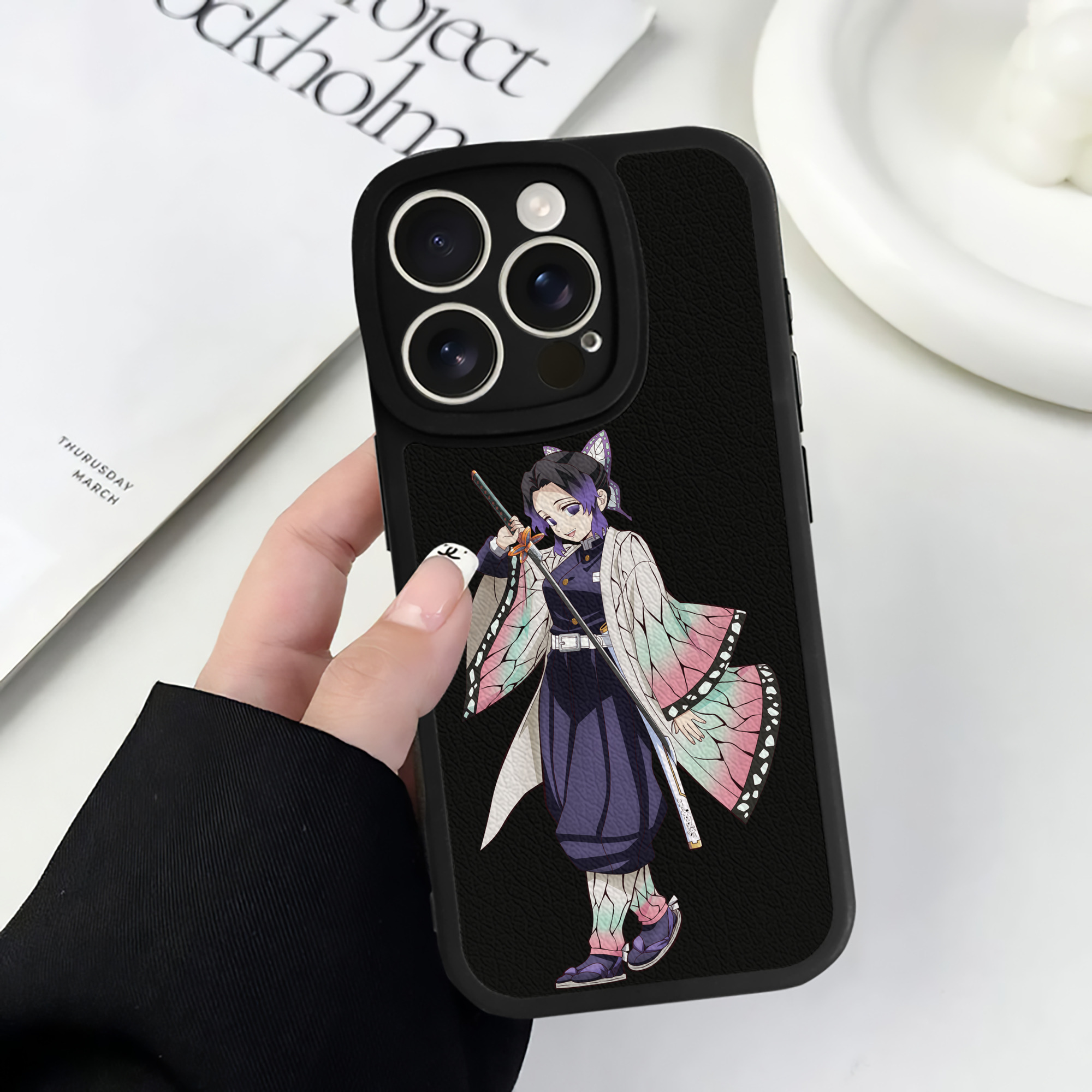 （画像用） 鬼滅の刃（きめつのやいば）蟲柱-胡蝶 しのぶ／こちょう しのぶ Kochou Shinobu 【iPhone 16シリーズ対応】シリコンスマホケース（レザー調） 材質：シリコン